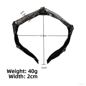 Détail du serre-tête noué noir de 2cm avec strass brillants et étiquette de 40g