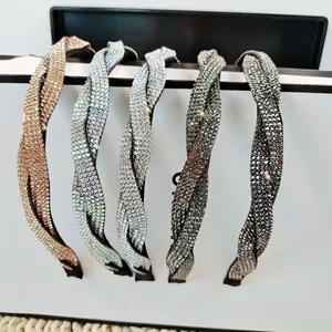 Lot de cinq serre-têtes torsadés en strass aux tons champagne, argent et gris