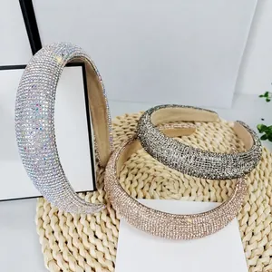Detail von drei dicken, funkelnden Strass-Haarbändern in Silber, Grau und Champagnergold
