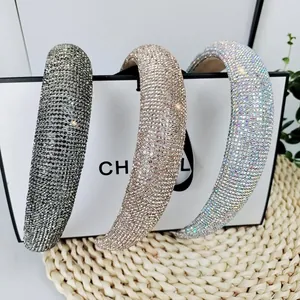 Detail von funkelnden Strass-Haarreifen in Silber, Gold und Weiß mit schillerndem Effekt