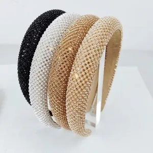 Makroaufnahme von vier glitzernden Strass-Haarreifen auf einem klaren Display-Ständer