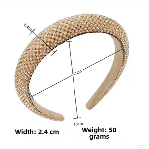 Detailaufnahme des Perlen-Haarreifs in Champagner mit 2,4 cm Breite und 50g Gewicht