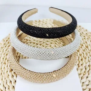 Detailansicht von drei schimmernden Strass-Haarreifen in Schwarz, Silber und Champagnergold