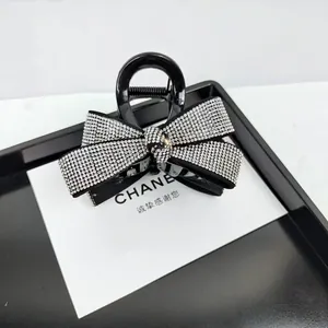 Détail de la pince à cheveux nœud de luxe ornée de strass argentés étincelants
