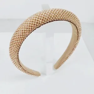 Funkelndes breites Stirnband mit champagnergoldenen Perlen und Strass auf weißem Ständer