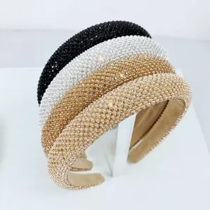 Detailaufnahme funkelnder Haarreifen mit Strass und Perlen in Gold, Silber und Schwarz