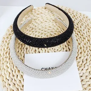 Detail von luxuriösen gepolsterten Stirnbändern mit Glitzersteinen in Schwarz und Silber