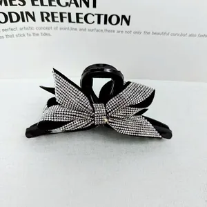 Dettagli di un elegante fermaglio per capelli con strass scintillanti e finitura nera