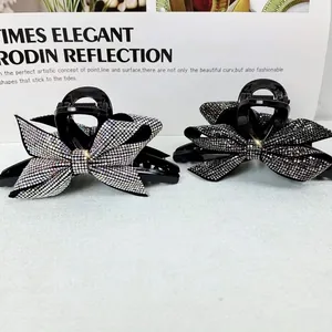 Dettaglio di fermagli per capelli a fiocco con strass in argento e grigio antracite
