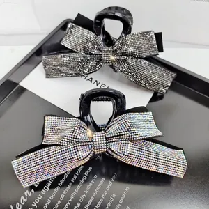 Détail de pinces à cheveux luxe avec nœud en strass et cristaux scintillants élégants