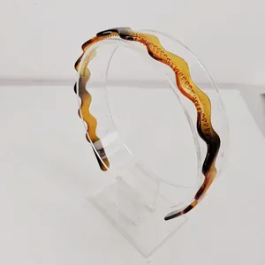 Detail of tortoiseshell wavy headband with anti-slip inner teeth for secure hair grip