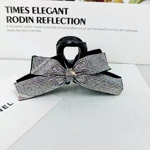 Détail d'une pince à cheveux luxueuse avec nœud orné de strass colorés étincelants