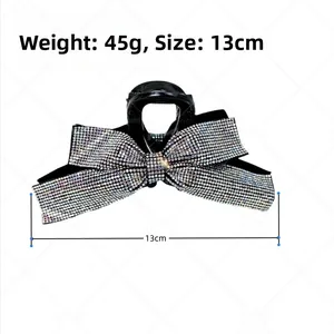 Détail macro de la pince à cheveux noeud en cristal de 13cm avec strass brillants et 45g