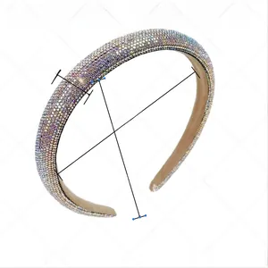 Détail d'un serre-tête étincelant en strass avec doublure intérieure en velours kaki