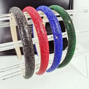 Détail de quatre serre-têtes rembourrés avec strass denses en noir, rouge, bleu et vert