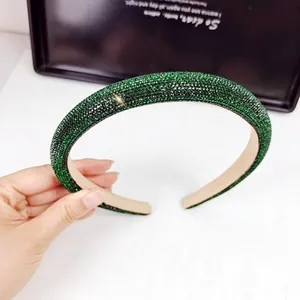 Détail des strass verts denses et de la doublure douce sur le serre-tête épais