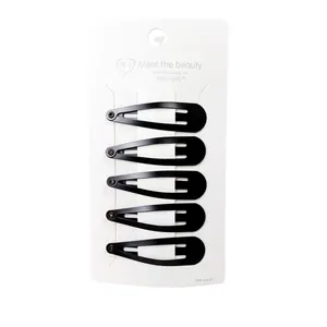 Set van 5 minimalistische matzwarte metalen klik-haarspeldjes op een witte displaykaart