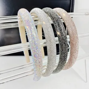 Serre-têtes étincelants en strass et cristal en argent, or et gris sur un présentoir