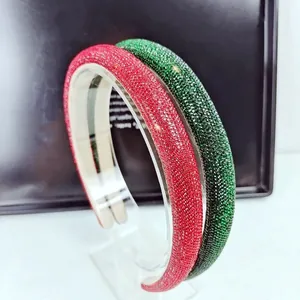 Vue détaillée de bandeaux étincelants en strass rouges et verts sur un support transparent