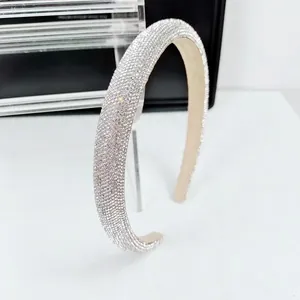 Détail du serre-tête scintillant en strass avec doublure intérieure antidérapante beige