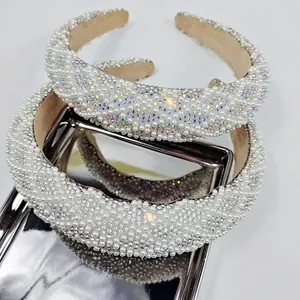 Détail du serre-tête large avec perles brillantes et strass étincelants sur velours