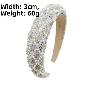 Détail du serre-tête en perles et strass montrant la largeur de 3 cm et le poids de 60 g