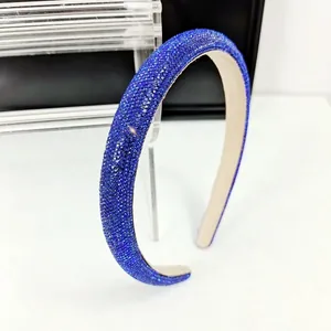 Détail des strass bleu foncé sur un serre-tête tendance avec doublure intérieure en cuir
