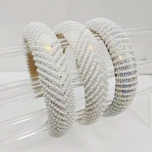 Détail de serre-têtes ornés de perles et strass brillants sur support d'exposition