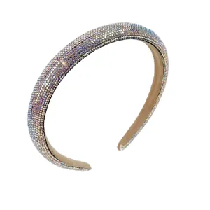 Serre-tête rembourré en strass irisés avec doublure en daim beige sur fond blanc