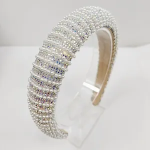 Détail d'un élégant serre-tête large avec perles et strass brillants couleur AB