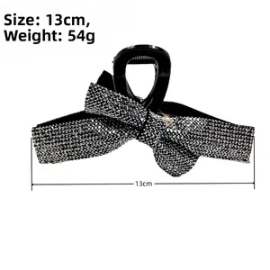 Détail de la pince à cheveux géante de 13cm ornée de strass argentés en forme de nœud