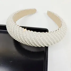 Vue détaillée d'un serre-tête large avec perles, strass et doublure en daim beige doux