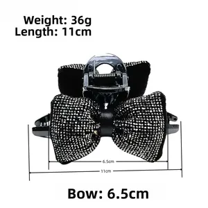 Détail d'une pince à cheveux noire de 11 cm ornée de strass et d'un nœud élégant