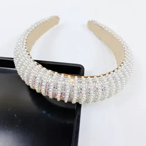 Gros plan du serre-tête large avec perles blanches et strass multicolores scintillants