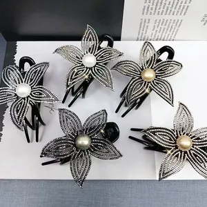 Cinque eleganti fermagli per capelli con strass e perle su base di rivista decorativa