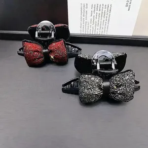 Vue détaillée de pinces à cheveux noeud de luxe avec incrustations de strass brillants