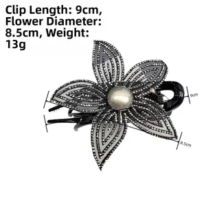 Dettaglio molletta a fiore con strass da 9cm e design elegante con perla bianca