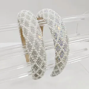 Serre-tête large luxueux avec perles blanches et strass colorés pour un effet de volume haut