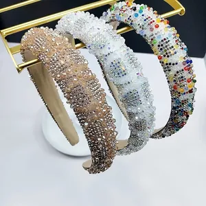 Détail de serre-têtes en cristal avec perles colorées faites main sur des supports dorés