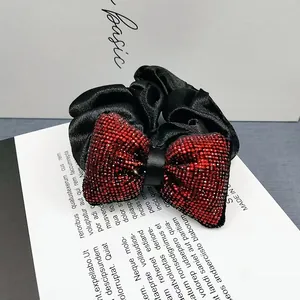 Chouchou élégant en satin noir avec grand nœud en strass rouges pour femmes