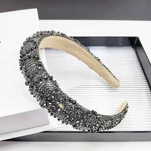 Détail d'un serre-tête baroque de luxe orné de strass gris sur une base rembourrée