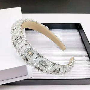 Détail du serre-tête serti de cristaux blancs avec doublure en tissu beige antidérapant