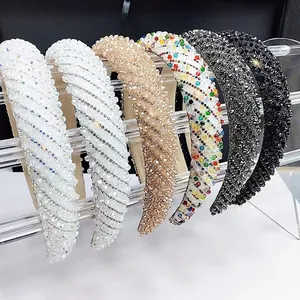 Détail de serre-têtes en cristal faits main avec des strass multifacettes en cinq couleurs