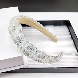 Gros plan de cristaux scintillants sur un serre-tête baroque épais avec doublure en tissu
