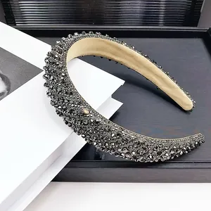 Détail de l'épaisseur du serre-tête large orné de cristaux gris foncé brillants