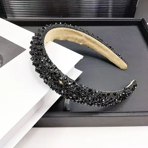 Détail macro du serre-tête rembourré de luxe avec ornements en strass de cristal noir