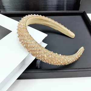 Détails d'un serre-tête cristal doré champagne avec doublure en velours et cristaux brillants