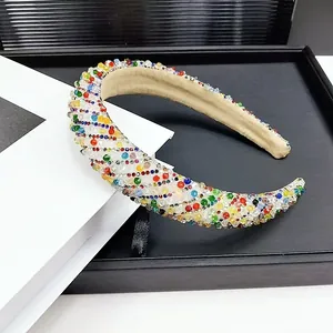 Détail d'un serre-tête bohème rembourré avec strass colorés et doublure en daim beige doux