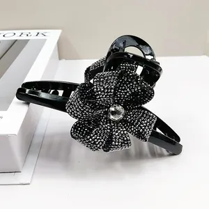 Vue détaillée d'une pince à cheveux de 13 cm ornée de strass argentés et d'un grand cristal