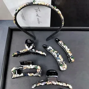 Detailliertes Set aus 5 Vintage-Haarklammern und Haarbändern mit funkelnden Strasssteinen